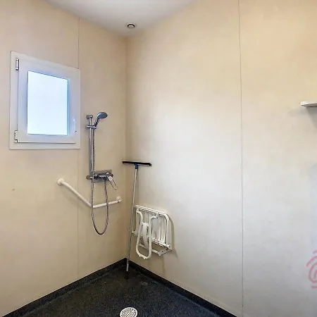 F2 Climatise Avec Terrasse, Proche Thermes, Parking Prive, Animaux Acceptes - Fr-1-451-163 Apartment